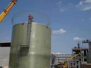 玻璃鋼現(xiàn)場纏繞儲罐 現(xiàn)代工業(yè)存儲的可靠選擇——以石家莊旭意復(fù)合材料科技為例